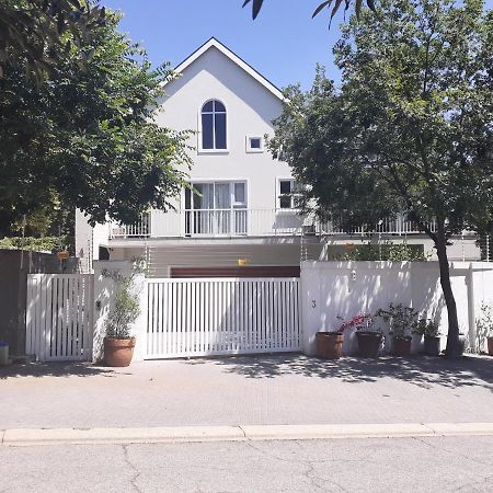 3 On Tessa Guesthouse Йоханесбург Екстериор снимка